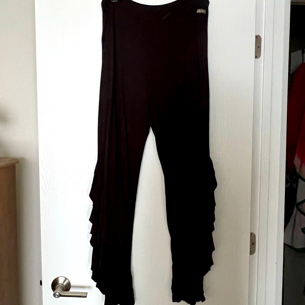 Matilda Jane ruffle fin pant. Lightly worn. Very comfy and cute☺️